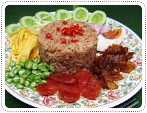 http://pim.in.th/images/all-one-dish-food/mixed-cooked-rice-with-shrimp-paste-sauce/Mixed-Cooked-Rice-wit-%20Shrimp-Paste-Sauce-01.JPG