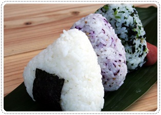 http://www.pim.in.th/images/food-talk/sushi/onigiri.jpg