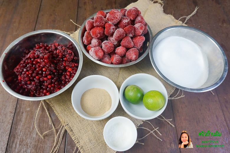 strawberry and cranberry jam 01