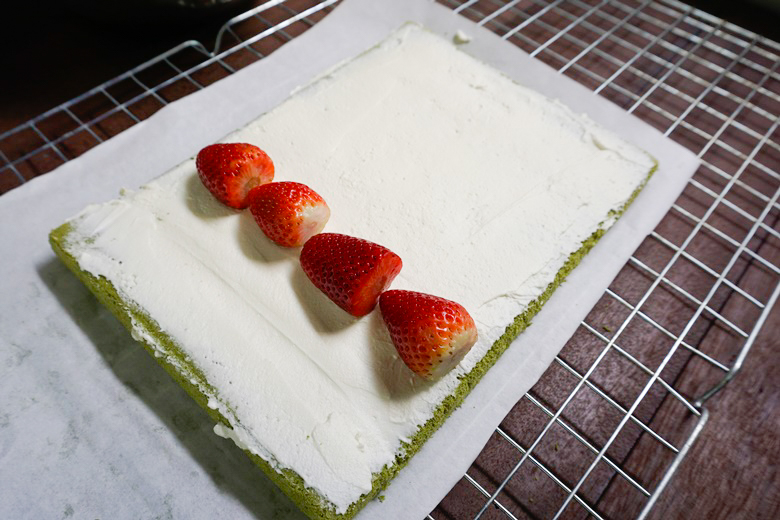 strawberry matcha roll cake 22