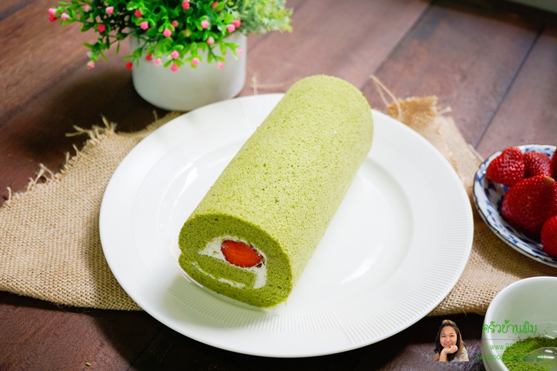 strawberry matcha roll cake 27