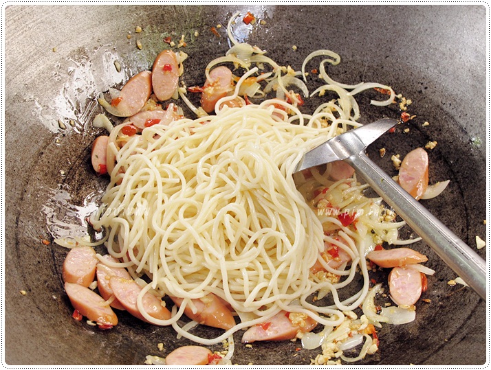 http://pim.in.th/images/all-one-dish-food/chili-and-garlic-sausage-spaghetti/chili-and-garlic-sausage-spaghetti-06.JPG