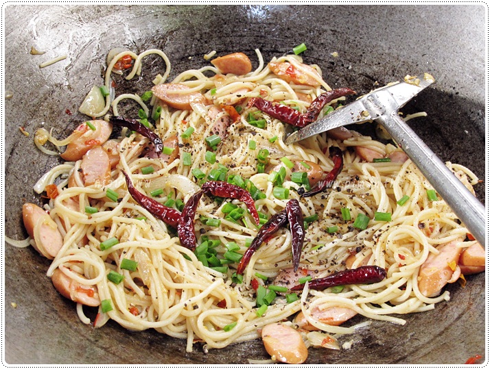 http://pim.in.th/images/all-one-dish-food/chili-and-garlic-sausage-spaghetti/chili-and-garlic-sausage-spaghetti-08.JPG