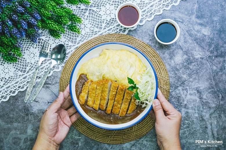 deep fried pork with curry sauce and scrambled eggs 28