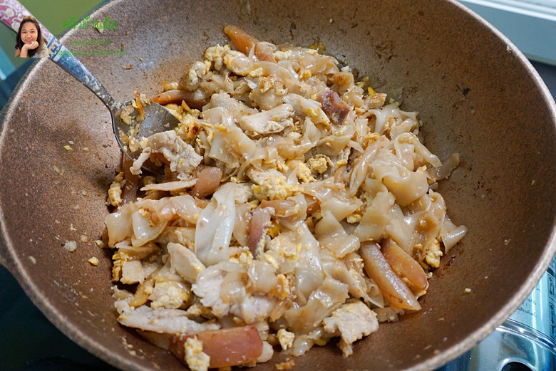 fried rice noodles with chicken 10