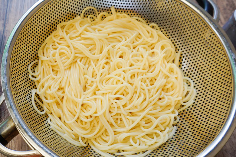 garlic and dried chilli spaghetti with cheese sausage 21