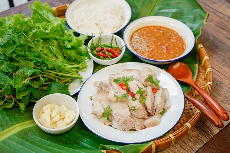 pork and rice vermicelli with vegetable wrap 25