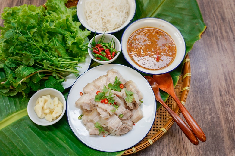 pork and rice vermicelli with vegetable wrap 26
