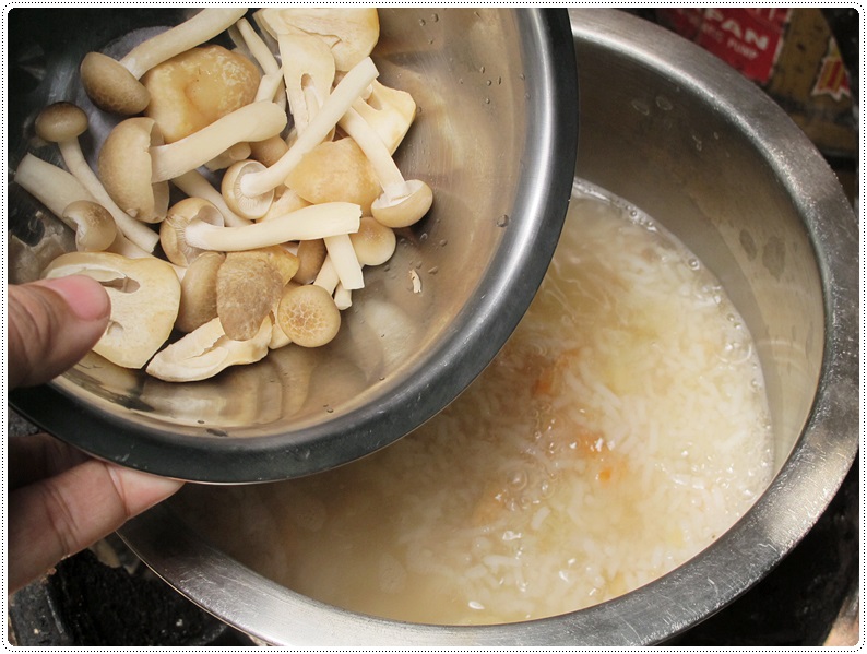 http://www.pim.in.th/images/all-one-dish-food/rice-porridge-with-mushroom-and-ivy-gourd/rice-porridge-with-mushroom-and-ivy-gourd-14.JPG