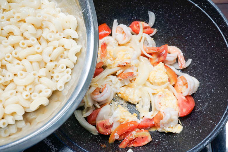 stir fried macaroni with prawn 10