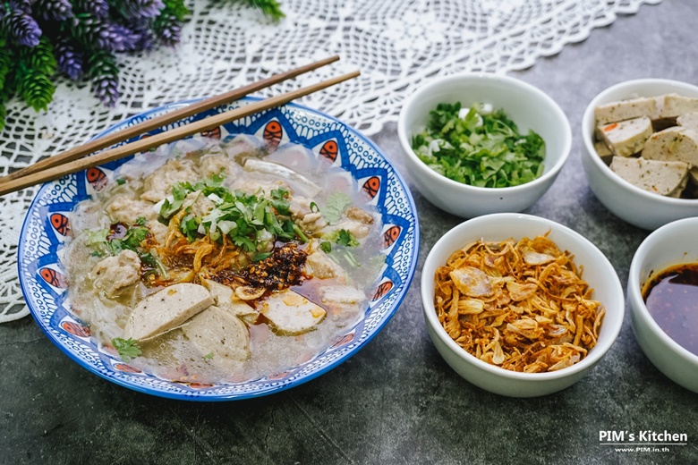 vietnamese rice noodle soup with pork 19