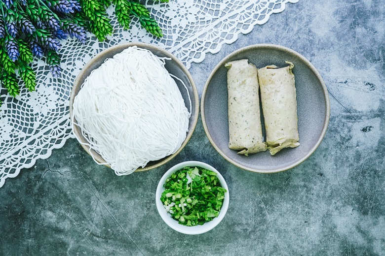 vietnamese rice noodle soup with pork 28