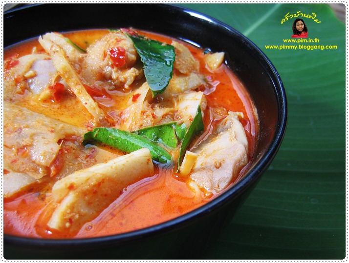 http://pim.in.th/images/all-side-dish-chicken-egg-duck/chicken-in-red-curry-with-sour-bamboo-shoot/kang-kai-normaidong-03.JPG