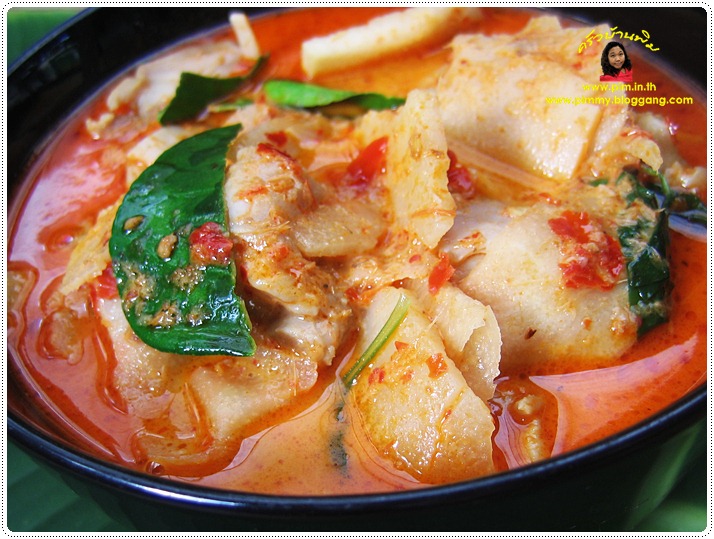 http://pim.in.th/images/all-side-dish-chicken-egg-duck/chicken-in-red-curry-with-sour-bamboo-shoot/kang-kai-normaidong-04.JPG