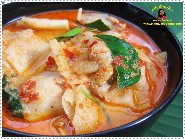 http://pim.in.th/images/all-side-dish-chicken-egg-duck/chicken-in-red-curry-with-sour-bamboo-shoot/kang-kai-normaidong-06.JPG
