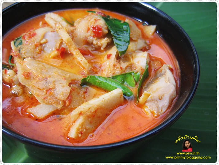 http://pim.in.th/images/all-side-dish-chicken-egg-duck/chicken-in-red-curry-with-sour-bamboo-shoot/kang-kai-normaidong-21.JPG