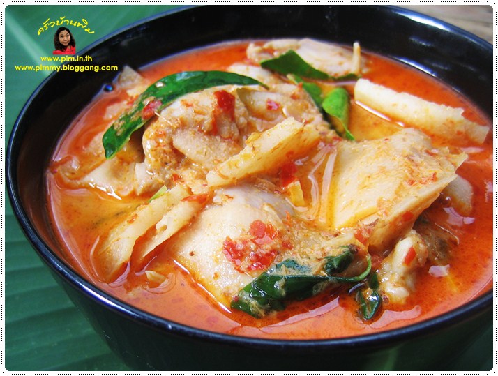 http://pim.in.th/images/all-side-dish-chicken-egg-duck/chicken-in-red-curry-with-sour-bamboo-shoot/kang-kai-normaidong-22.JPG