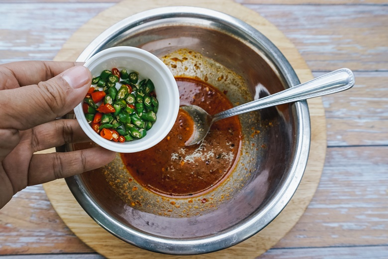 spicy salad with chicken and thai herb 11