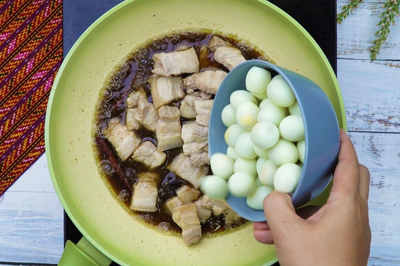 pork and boiled eggs in sweet brown sauce 05