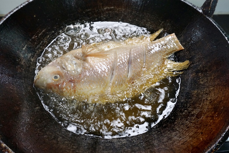 deep fried red tilapia with thai herb salad 04