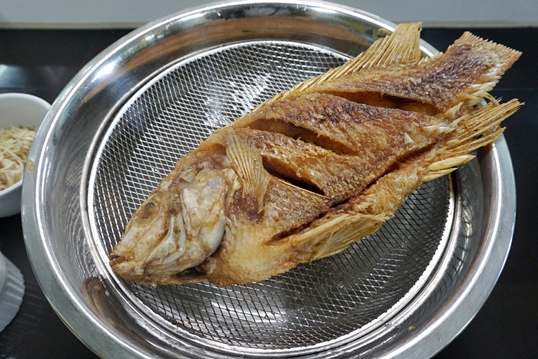 deep fried red tilapia with thai herb salad 06