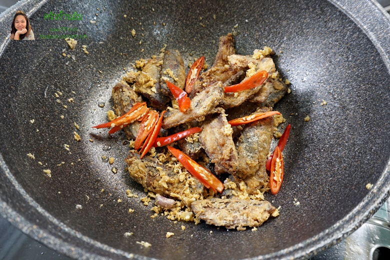 fried mackerel with garlic and pepper 15
