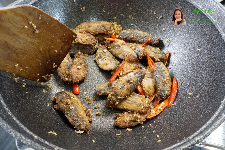 fried mackerel with garlic and pepper 16
