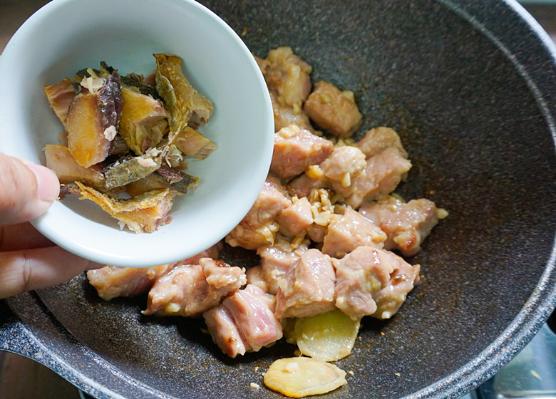 braised pork with salted fish 09