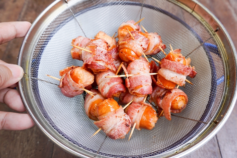 deep fried smoked sausage and bacon spicy salad thai style 06