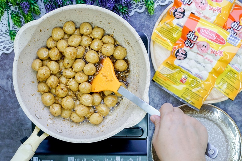 fried garlic pork balls 16