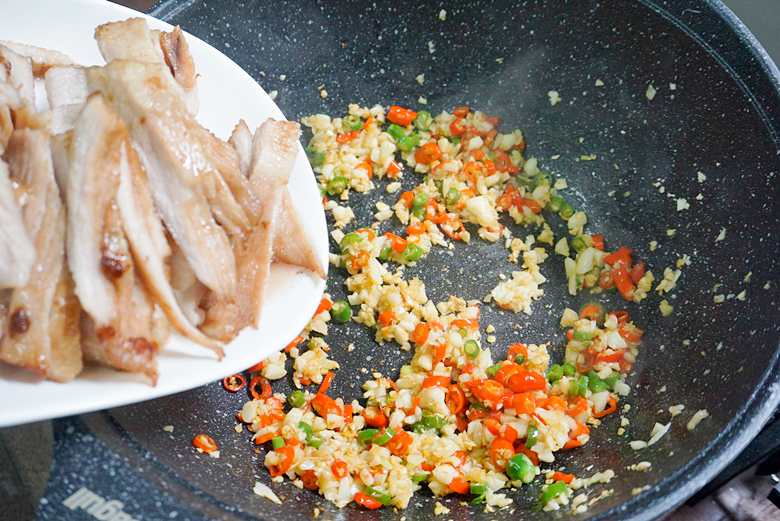 fried pork with garlic and chilli 13