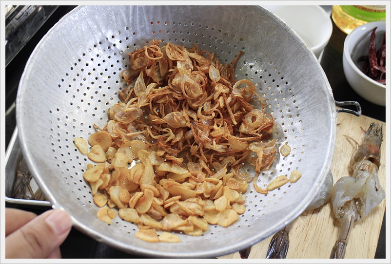 deep fried shrimp with tamarind sauce 09