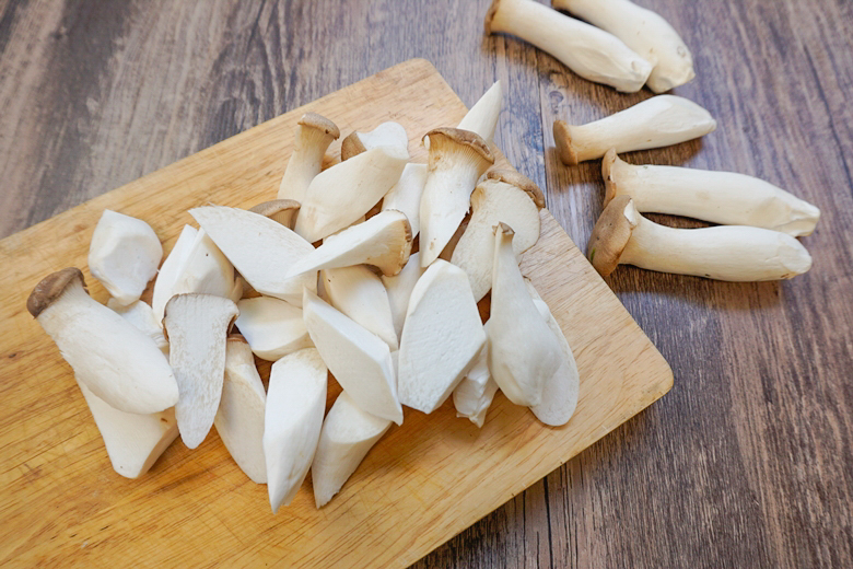 fried mushroom with dried chilli and peanut02