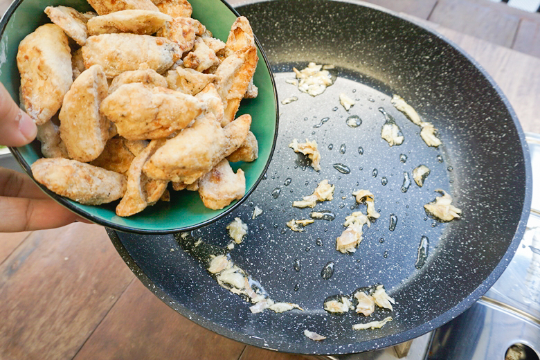 fried mushroom with dried chilli and peanut12