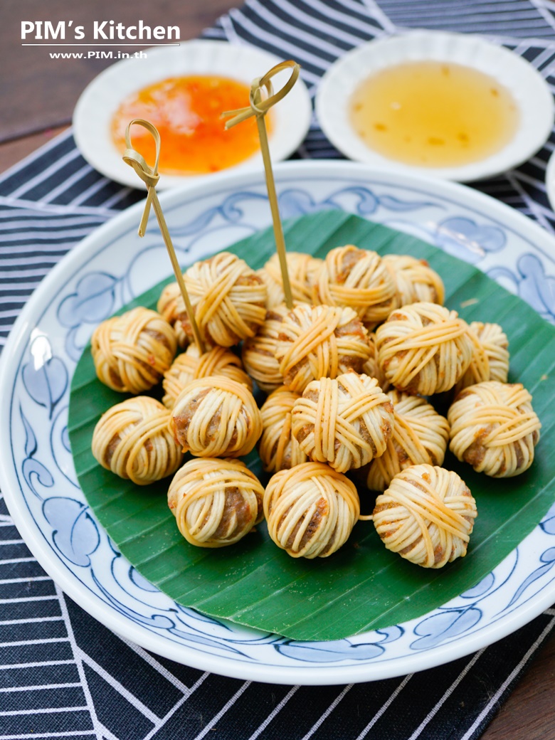 deep fried minced pork rolled with yellow noodles 04